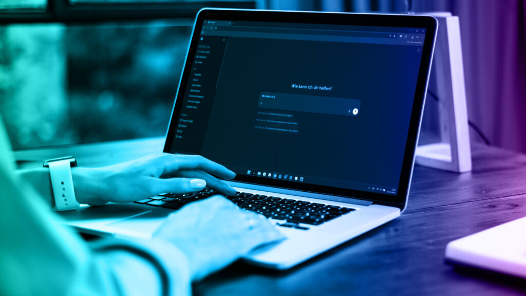 Suche in einem LLM Tool nach einem geeigneten Unternehmen. Auf dem Bildschirm des Laptops ist ein Chatfenster geöffnet, in dem nach etwas gesucht wird.